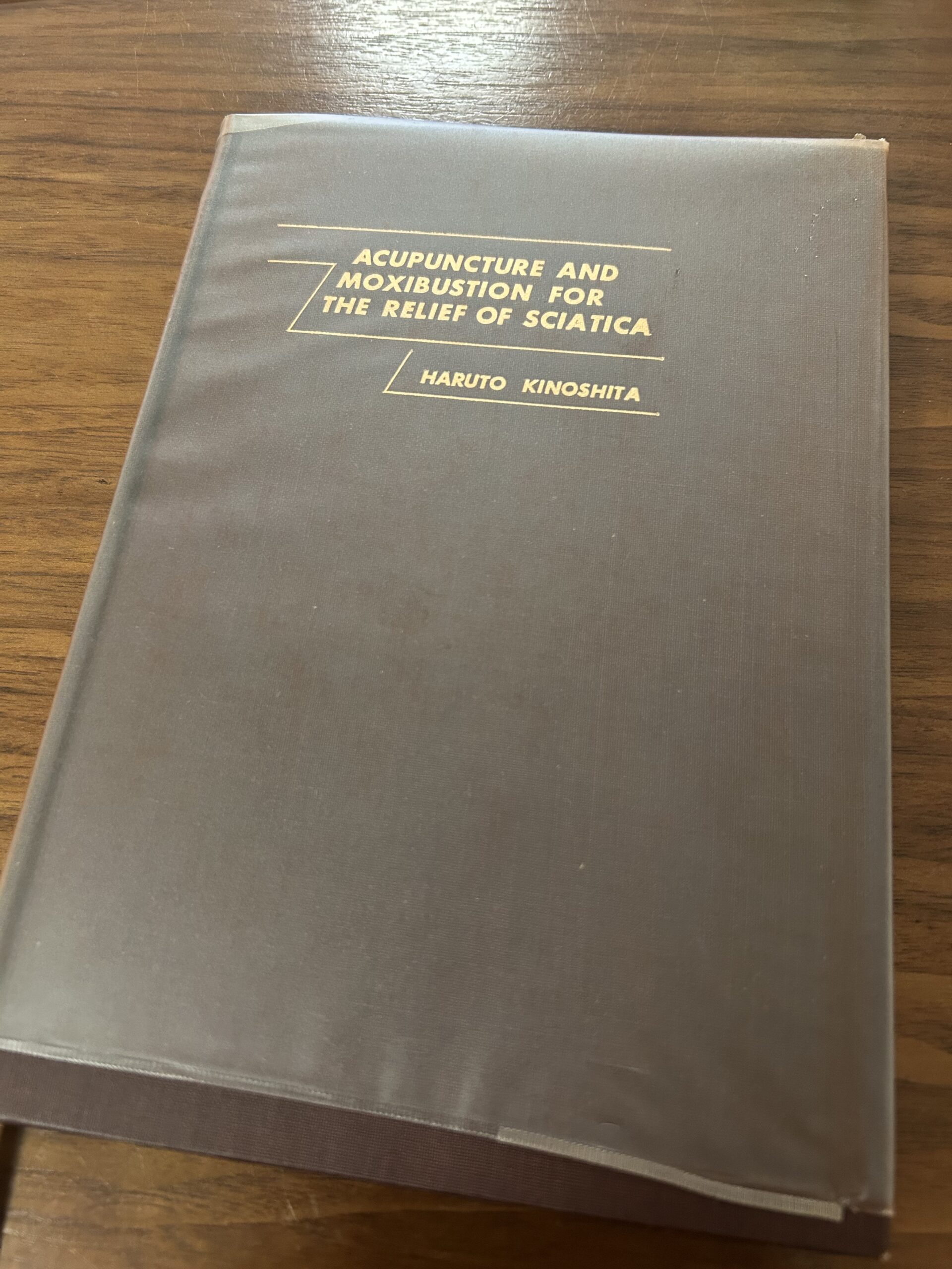 木下先生の坐骨神経痛に対する鍼治療についての書籍を参考文献としています。