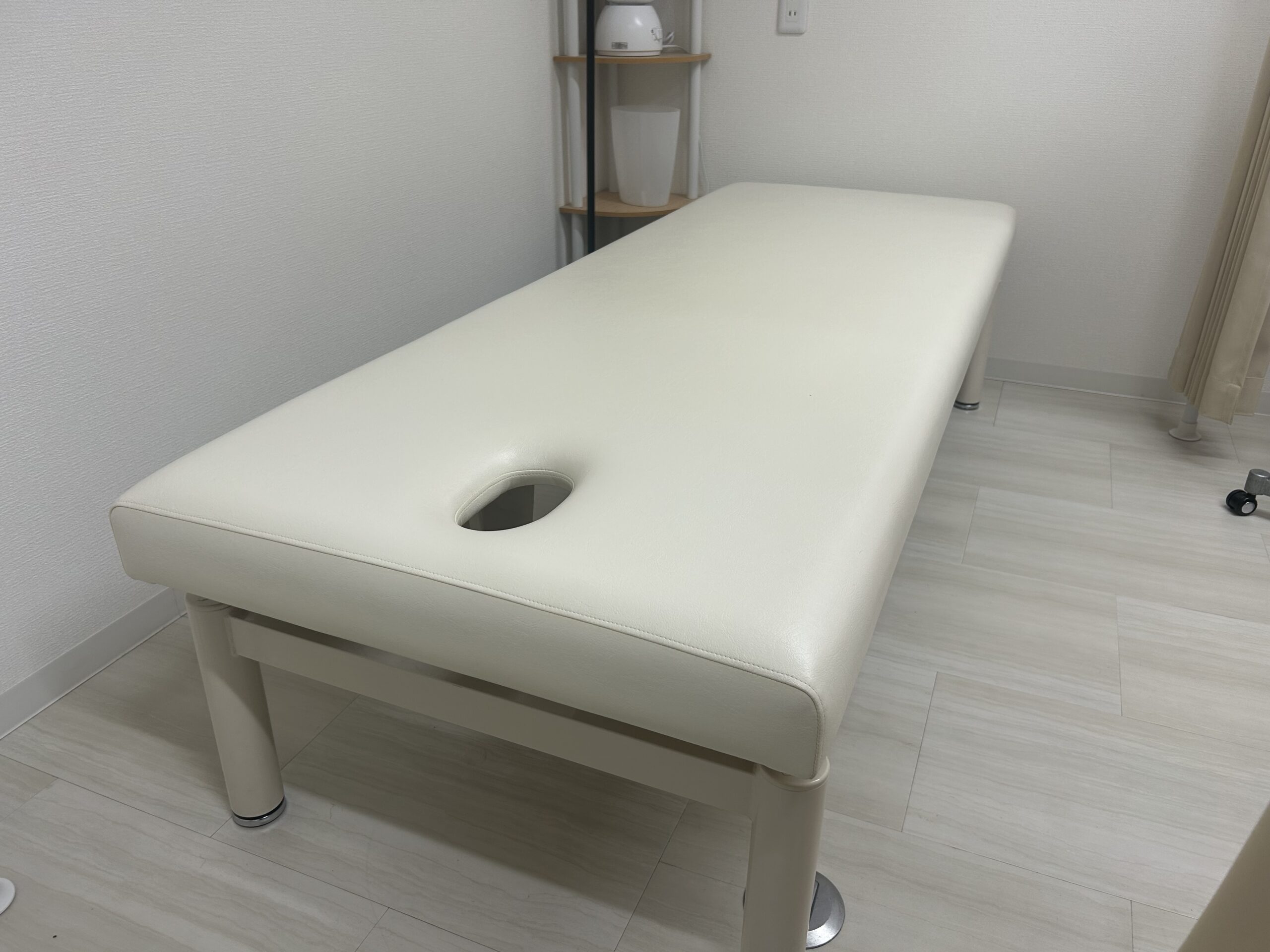 ベッドが一台電動の昇降ベッドになりました。