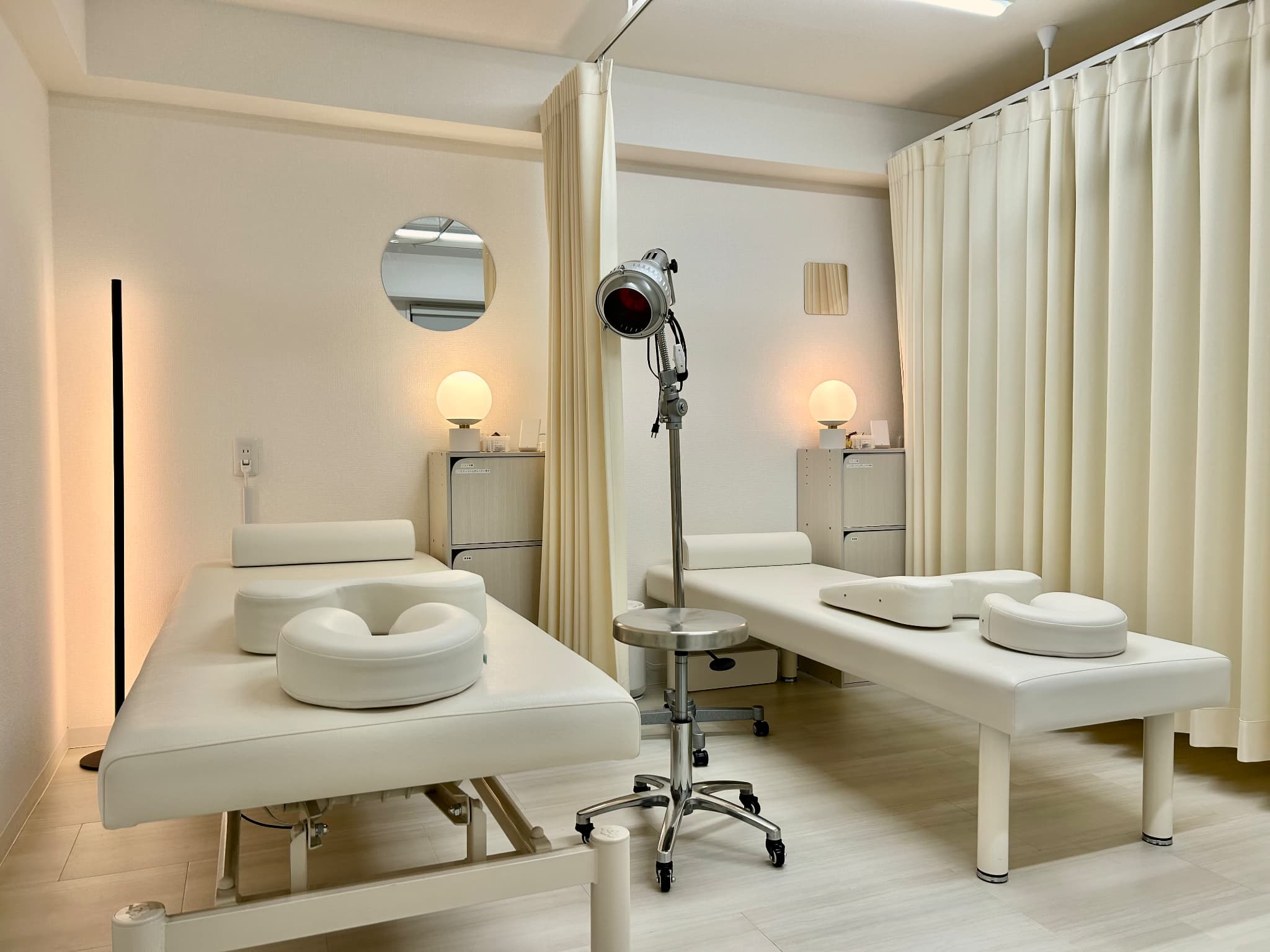 施術用の通常ベッドと昇降ベッド